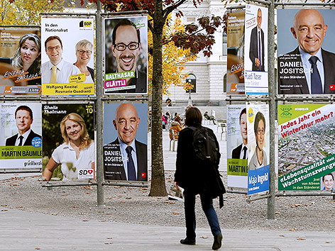 Silhouette vor Wahlplakat der SVP