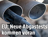 Abgastestschlauch steckt in Auspuff