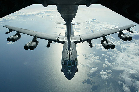 © AP/Jockel Finck B-52-Bomber wird in der Luft betankt, 2003