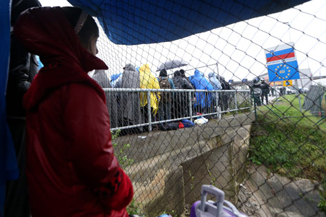© Reuters/Srdjan Zivulovic Flüchtlinge an der slowenischen Grenze