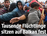 Flüchtlinge greifen nach Brot