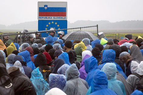 © APA/AP/Darko Bandic Flüchtlinge vor der slowenischen Grenze