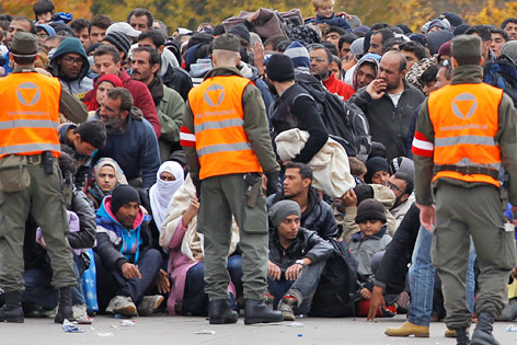 © AP/Petr David Josek Soldaten und Flüchtlinge in Spielfeld