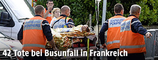 Sanitäter mit Patienten auf einer Trage