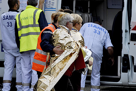 © APA/AFP/Jean-Pierre Muller Sanitäter mit Patienten
