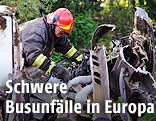Feuerwehrmann neben Buswrack