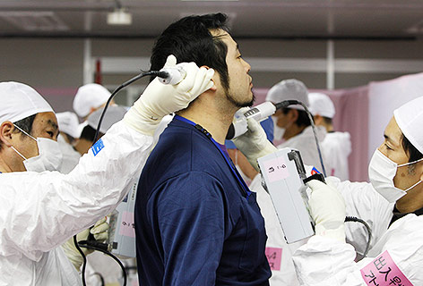 © APA/AFP/Issei Kato Archivbild aus dem Jahr 2012: Mitarbeiteter von Fukushima wird auf Strahlen untersucht