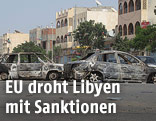 Zerstörte Fahrzeuge in der libyschen Stadt Tripolis