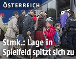 Flüchtlinge steigen in einen Bus ein