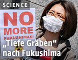 Japanerin mit Protestschild
