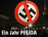 Durchgestrichenes Hakenkreuz bei der Pegida-Demo