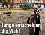 Junge Polin mit Kopfh&ouml;rern in Warschau