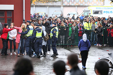 © APA/AFP/Bjorn Larsson Rosvall Polizisten und Personen hinter einer Absperrung vor einer Schule im schwedischen Trollhättan