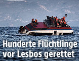 Flüchtlinge auf einem Boot in Seenot