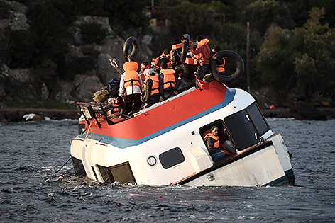 © APA/AFP/Aris Messinis Flüchtlinge auf einem Boot in Seenot
