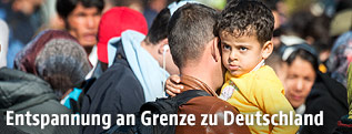 Flüchtlinge warten an der Grenze zu Deutschland