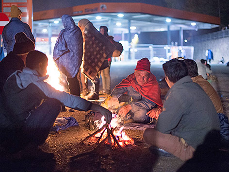 © APA/dpa/Sebastian Kahnert Flüchtlinge am Lagerfeuer