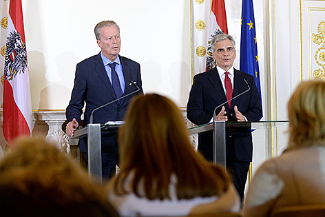 © APA/Roland Schlager Bundeskanzler Werner Faymann und Vizekanzler Reinhold Mitterlehner beim Pressefoyer nach dem Ministerrat