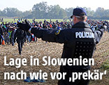 Slowenischer Polizist weist Flüchtlingen den Weg