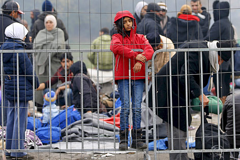 Flüchtlinge in einem eingezäunten Lager an der slowenisch-ungarischen Grenze