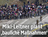 Fl&uuml;chtlinge in Spielfeld