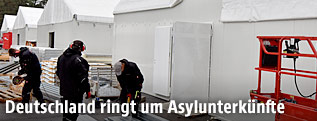 Aufbau von Fl&uuml;chtlingszelten