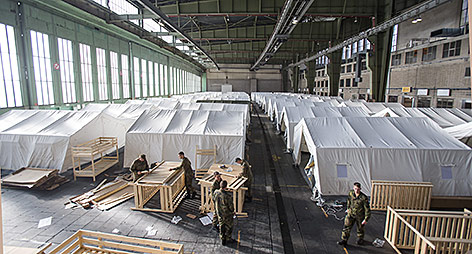 © Reuters/Hannibal Hanschke Zelte werden in einem Hangar am Flughafen Tempelhof in Berlin aufgebaut