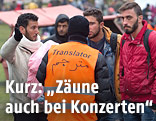 Ein Übersetzer mit Flüchtlingen