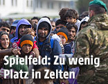 Fl&uuml;chtlinge in Spielfeld
