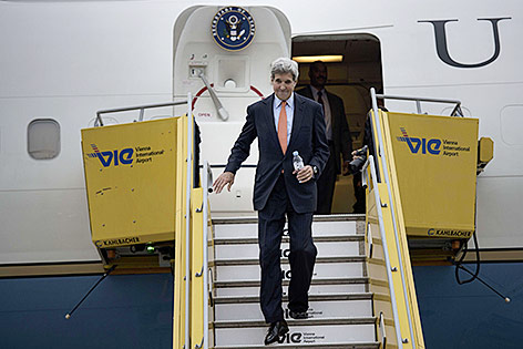 US-Außenminister steigt aus Flugzeug am Flughafen Wien-Schwechat aus