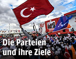 Mann mit einer türkischen Fahne bei einer AKP-Veranstaltung