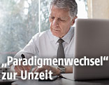 &Auml;lterer Arbeitnehmer vor Computer