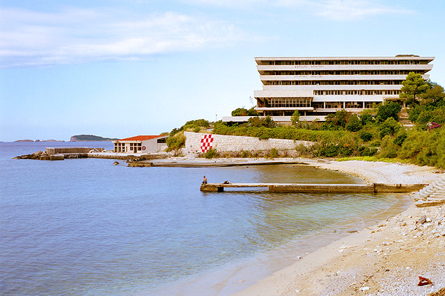 © Wolfgang Thaler 2011 Teil einer Ferienanlage der Jugoslawischen Volksarmee in der Bucht von Kupari südlich von Dubrovnik