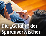 Frau mit Smartphone auf einem Sofa