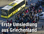 Fl&uuml;chtlinge werden mit Bussen abtransportiert