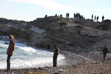 © AP/Emre Tazegul Flüchtlinge warten an der Küste auf die Überfahrt