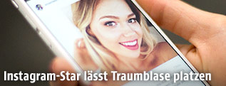 Handybildschirm zeigt Essena O’Neills Profil auf Instagram