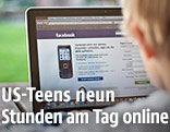 Teenager vor einem Laptop