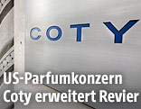 Coty-Schild auf einem Bürogebäude in New York