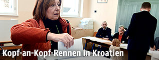 Eine Frau in Zagreb gibt ihre Stimme bei der kroatischen Parlamentswahl ab