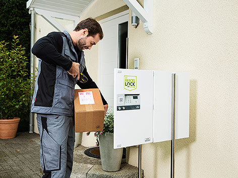 © ParcelLock Paketzusteller beim Benutzen einer ParcelLock Box