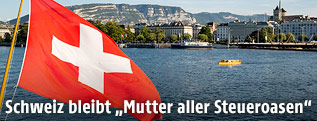 Schweizer Flagge auf einem Schiff am Genfer See