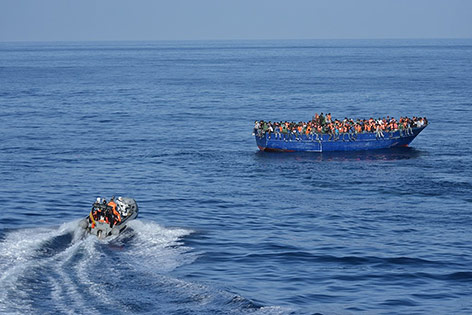 © APA/AFP/HO/Spanish Ministry of Defence Flüchtlinge im Meer auf einem Boot