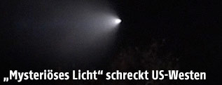 Lichtstrahl am n&auml;chtlichen Himmel