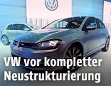 Zwei VW-Autos auf einer Autoshow
