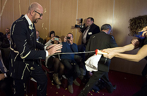 © picturedesk.com/AFP/Laurie Dieffembacq Belgiens Prämierminister Charles Michel wird mit Mayonnaise angespritzt