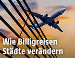 Ein Flugzeug bei Sonnenuntergang
