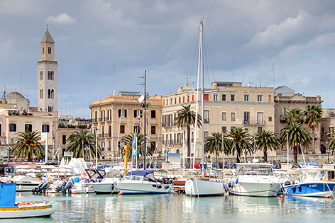 © Fotolia/Lotharingia Hafen von Bari
