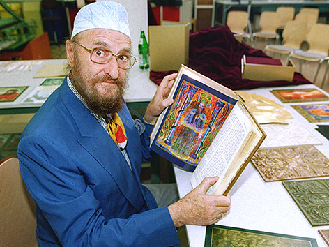 Archivbild aus dem Jahr 1997: Der  Künstler Ernst Fuchs betrachtet ein Probe-Exemplar einer von ihm gestalteten Bilderbibel