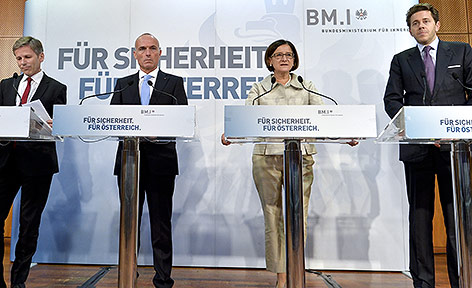 © APA/Herbert Neubauer Kanzleramtsminister Josef Ostermayer, Verteidigungsminister Gerald Klug, Innenministerin Johann Mikl-Leitner und Staatssekretär Harald Mahrer
